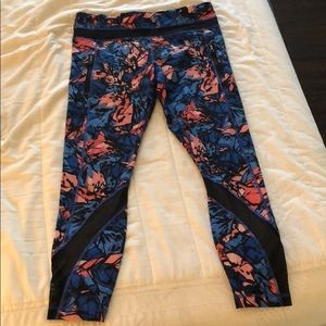 Nearly new Lululemon mesh patterned 7/8 crop pants